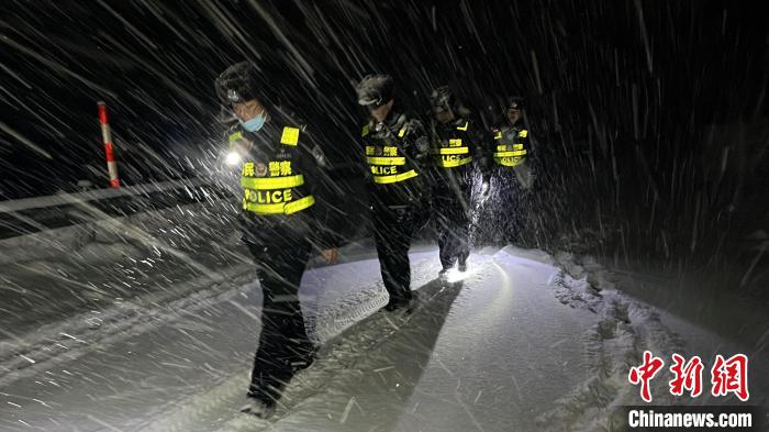 西藏暴雪突袭：“别怕！我们来救你们了！”