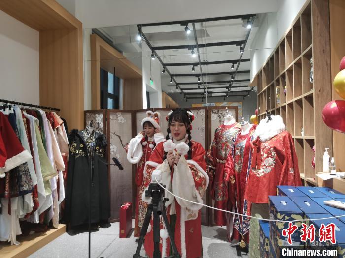 90后川妹子让汉服登上悉尼舞台推出虎年主题新作品