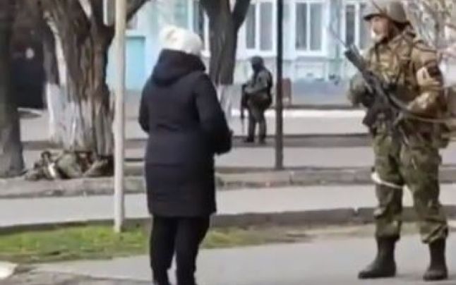 一名妇女在乌克兰战争中的蔑视行为。 一名乌克兰妇女与俄罗斯士兵对峙。 为什么向他们提供葵花籽视频