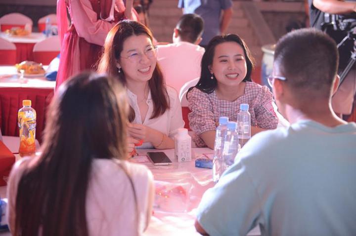 以相亲为目的的交友联谊会在中国很常见,参与者微笑沟通,寻觅自己的“另一半”。 (...