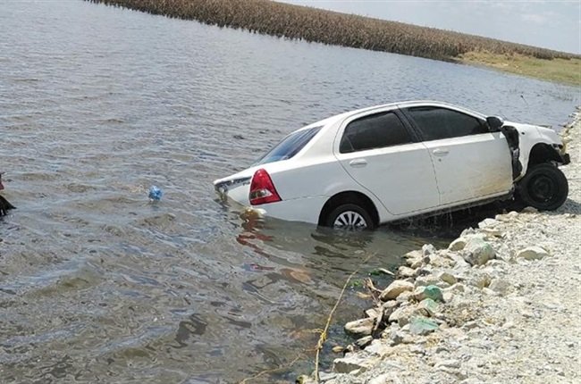 Family of 4 killed after car plunges into dam in the Free State | News24