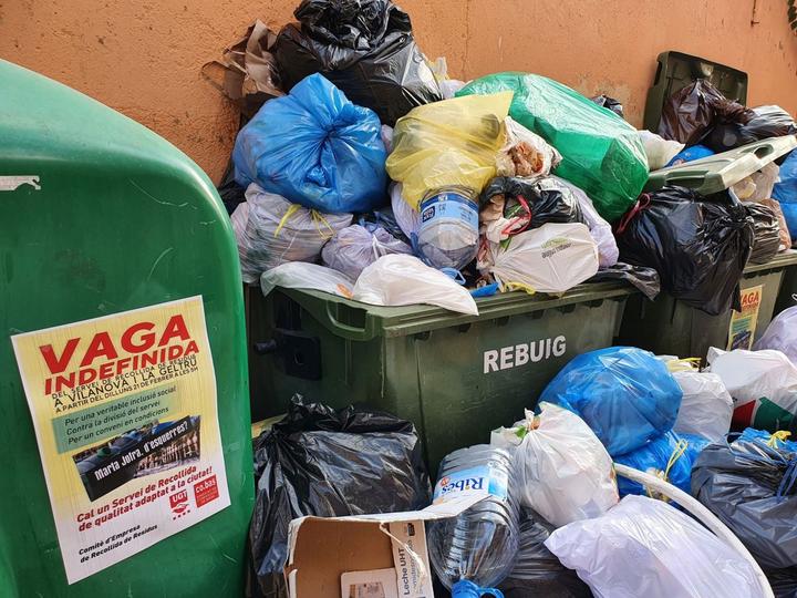 Vilanova I la Geltrú, bajo la basura. La limpieza viaria también va a la huelga – Vilanova.blog