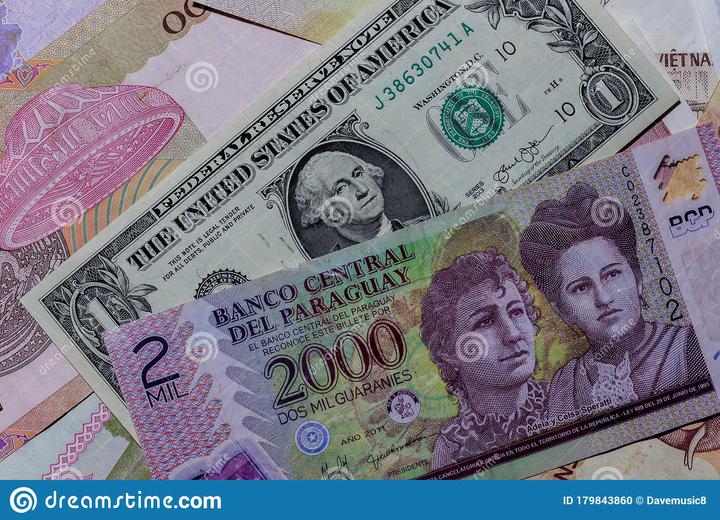 Um Dólar Americano Com Notas De Guarani Paraguaias Diferentes Foto de Stock - Imagem de empréstimo, curso: 179843860