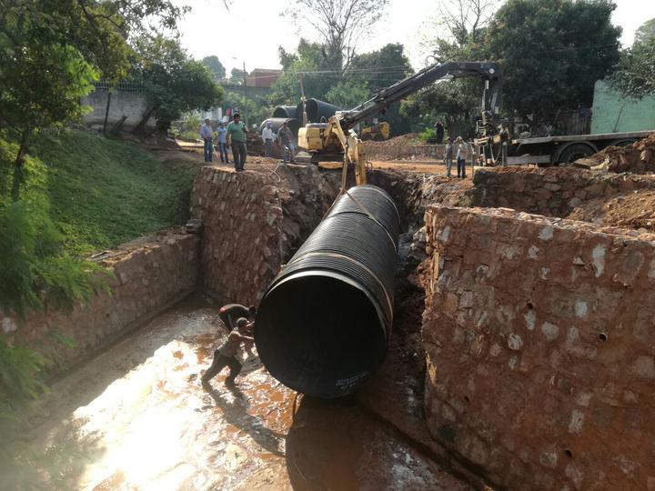 Para obras de desagüe pluvial de la avenida General Santos utilizan tuberías de gran resistencia - Municipalidad de Asunción