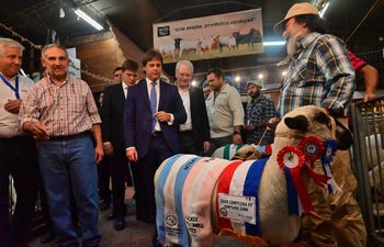 Presidente de Uruguay observó genética ganadera premium en la Expo - Política - ABC Color