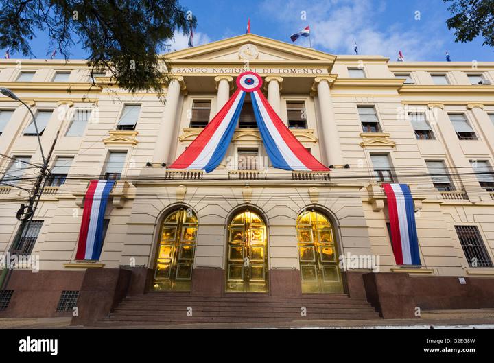 Asunción, Paraguay. El 29 de mayo, 2016. El Banco Nacional de Desarrollo (en español: Banco Nacional de Fomento) es visto a lo largo de la soleada tarde en Asunción, Paraguay. © Andre