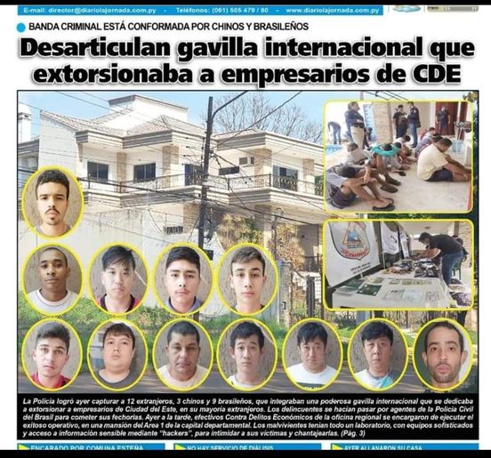 可能是 19 個人、大家站著和顯示的文字是「 E-mail: director@diariolajornads.com.py www.diariolajornada.com.py BANDA CRIMINAL ESTÁ CONFORMADAPOR CHINOS BRASILEÑOS Desarticulan gavilla internacional que extorsionaba a empresarios de CDE Policia logró capturar a extranjeros, chinos brasileños, emprosario Ciudad umayoi lpara Ayer sensible integraban Delitos Losm poderosa gavilla internaciona que se dedicaba Policia encargaron c boratorio, equipos sofisticados chantajearlas. (Pag. 」的圖像