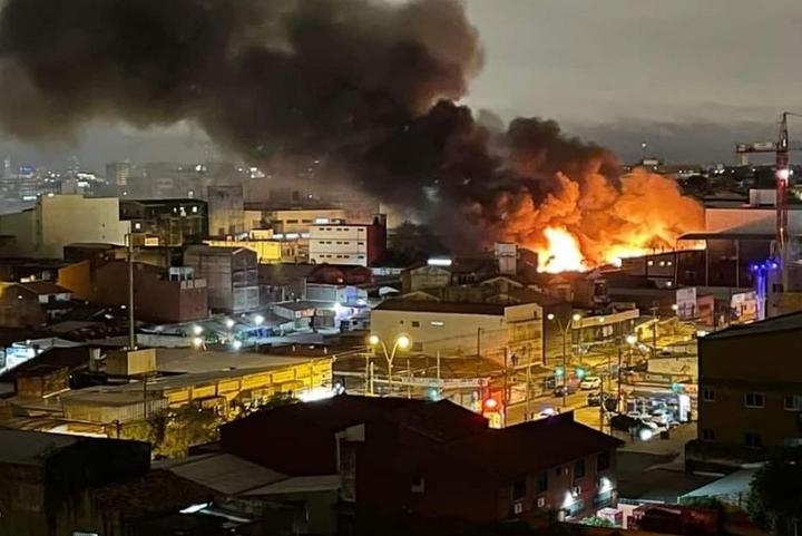 Incêndio destrói barracão no principal mercado público do Paraguai