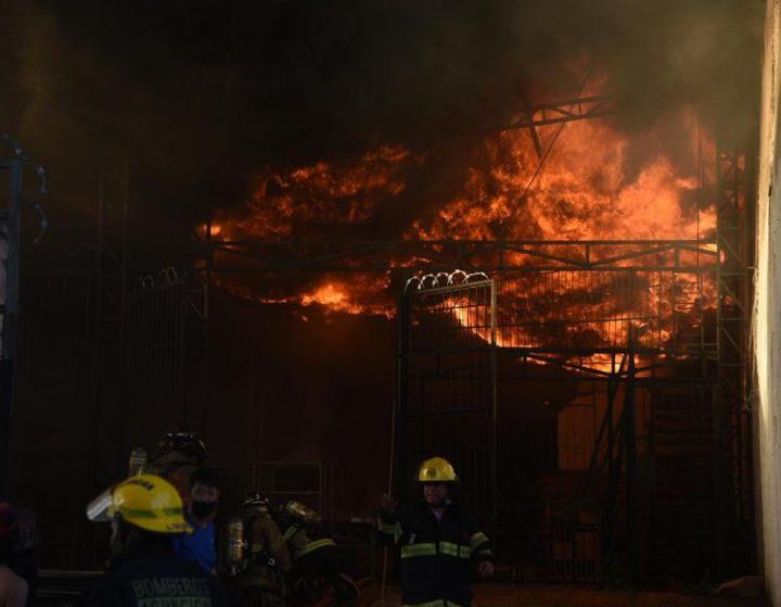 Depósito de bazar y juguetería se incendia a cuadras del Mercado 4