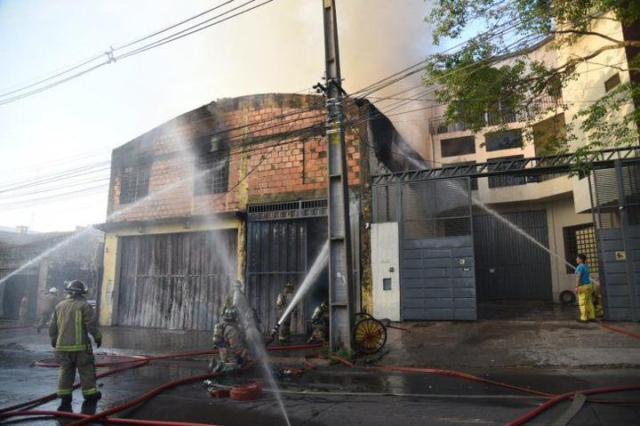 Los bomberos voluntarios están logrando controlar el incendio desatado a cuadras del Mercado 4