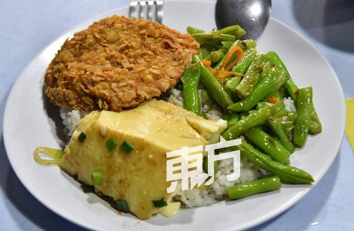 香香小館的雜菜飯價格超便宜，白飯1令吉、肉類2令吉，及非肉類的蛋、菜或豆腐為1令吉。