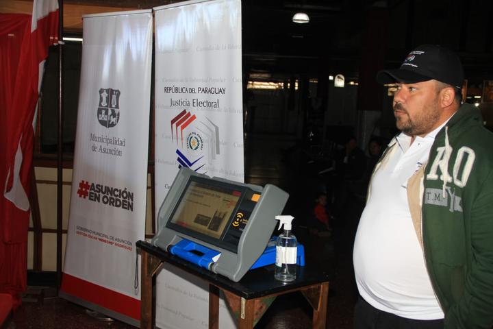 Instalan máquinas de votación electrónica en la TOA para capacitar a usuarios - Municipalidad de Asunción