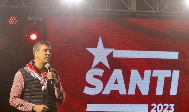 可能是 1 人、站立和顯示的文字是「 SANTI SANTI 2023 」的圖像