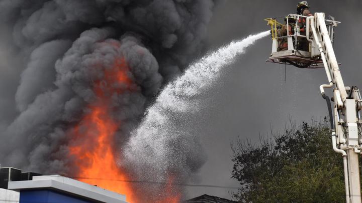 Incendio en tribunal electoral de Paraguay quema miles de urnas electrónicas a dos meses y medio de primarias