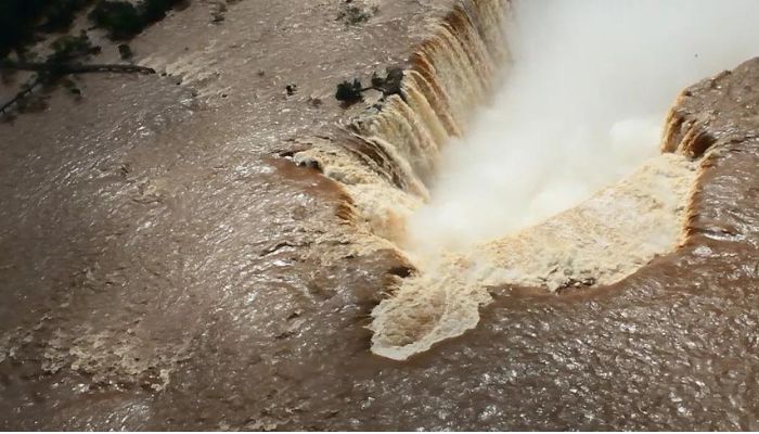 Turista cai nas Cataratas do Iguaçu e desaparece