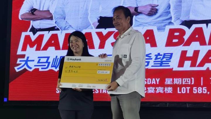 楊美盈（左）告別峇吉里國會選區萬般不捨，特捐3萬令吉給麻坡中化中學，作為留給選區的最後禮物。