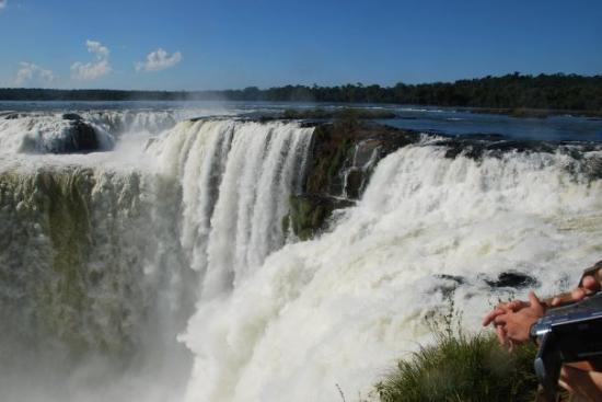 La Garganta del Diablo es el salto de mayor caudal de las Cataratas del Iguazú, cayendo desde un - Foto de Puerto Iguazú, Province of Misiones - Tripadvisor