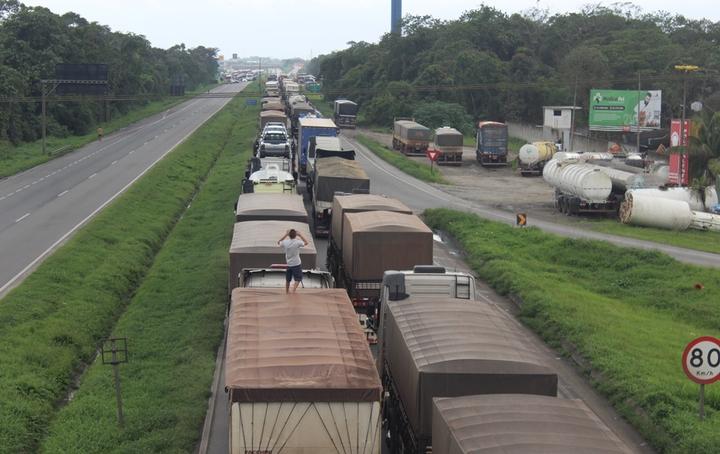 Caminhoneiros bloqueiam a BR-277 em Paranaguá