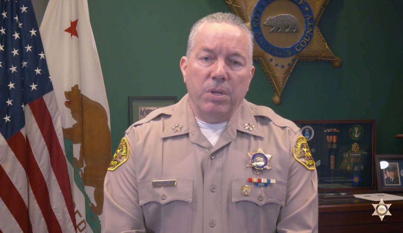 洛杉矶郡警察局长维拉纽瓦发表告别视频
