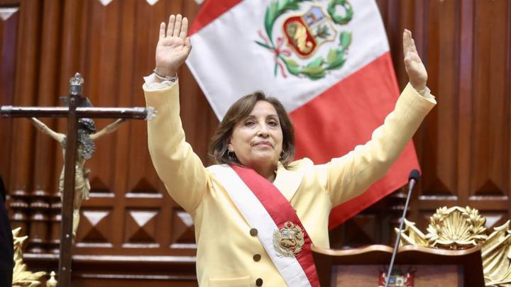 Dina Boluarte toma posse como nova presidente do Peru