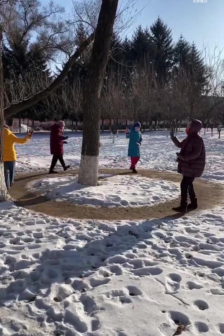 大姨们的晨练又出新招式_视频_全球_新闻_华人头条