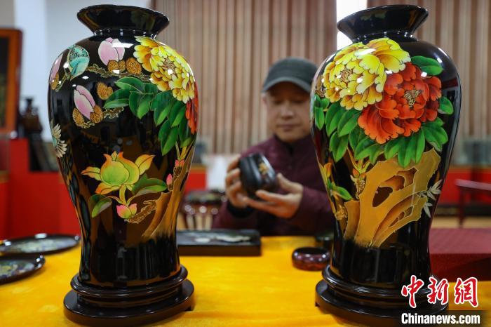 非遗“二代”接棒百年技艺：万物皆可“漆”