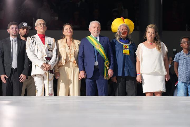 Lula recebe faixa presidencial das mãos de representantes do povo brasileiro  — Foto: Fábio Tito/g1 