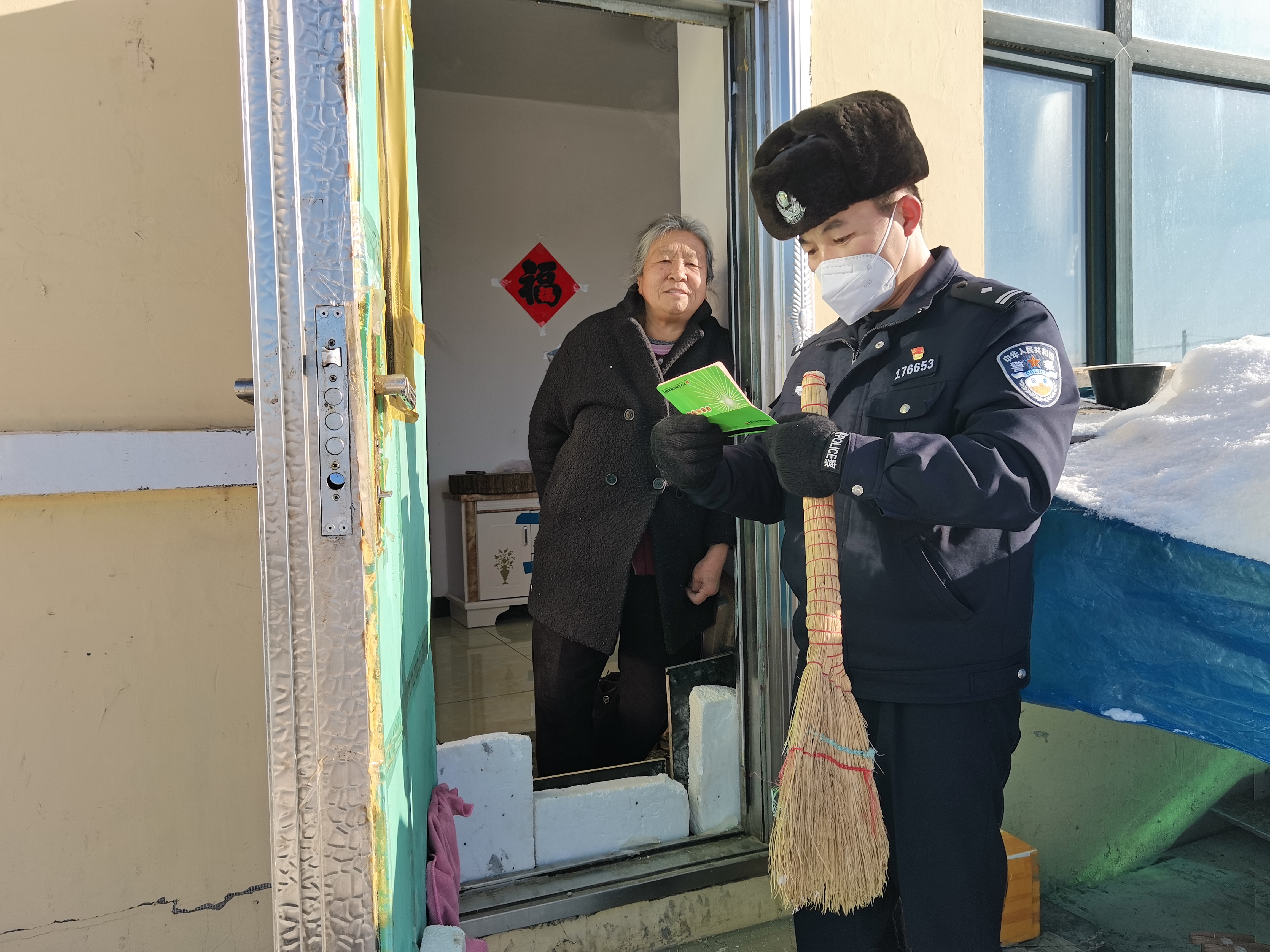 抚松大队漫江边境派出所用情暖民心与 百姓共庆警察节