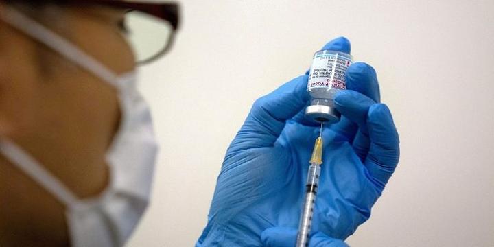 File Image: Medical staff prepare Moderna coronavirus (COVID-19) vaccine to be administered at newly-opened mass vaccination centre in Tokyo, Japan, May 24, 2021.