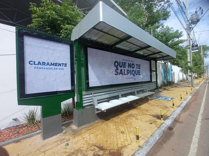 La Nación / “Que no te salpique la lluvia”: parada de buses de Asunción luce la fiebre por el hit de Shakira