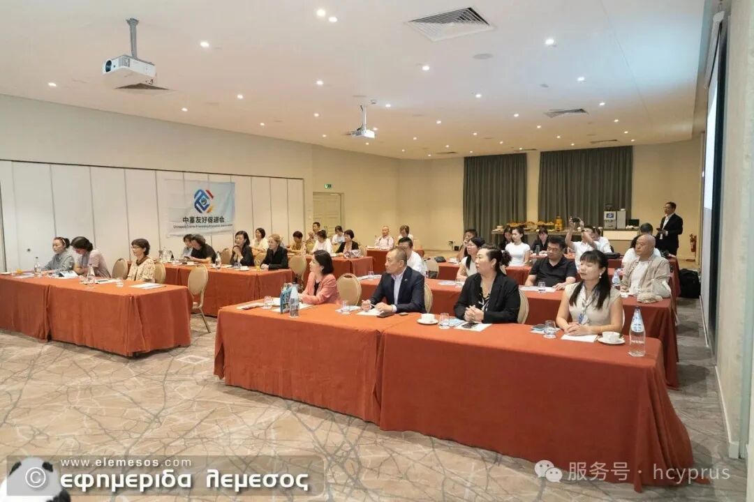 可能是包含下列内容的图片：一人或多人、讲台和文字