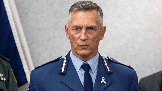 当地时间17日,新西兰警察署长迈克·布什(mike bush)召开记者会,通报