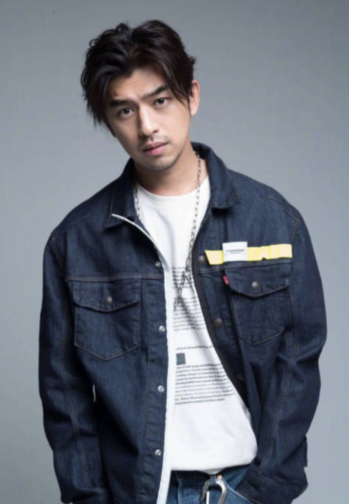 陈柏霖晒照疑回应胜利夜店风波,独自一人海边漫步心情未受影响