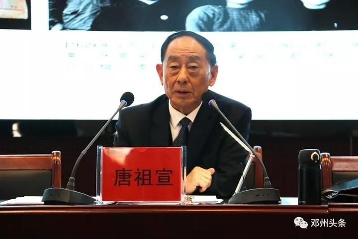 报告会上,高武会长的《医药哲学》,陈少挺会长(泰国)作《陈氏养生正