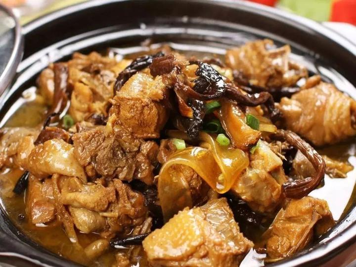 的年夜饭都会有这道菜尤其过年的时候这道菜也是吉林人冬季常吃的菜小