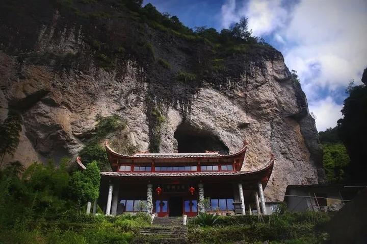 辟支寺.摄影/水中蛟龙那罗岩在狮子峰间,属支提山西脉.