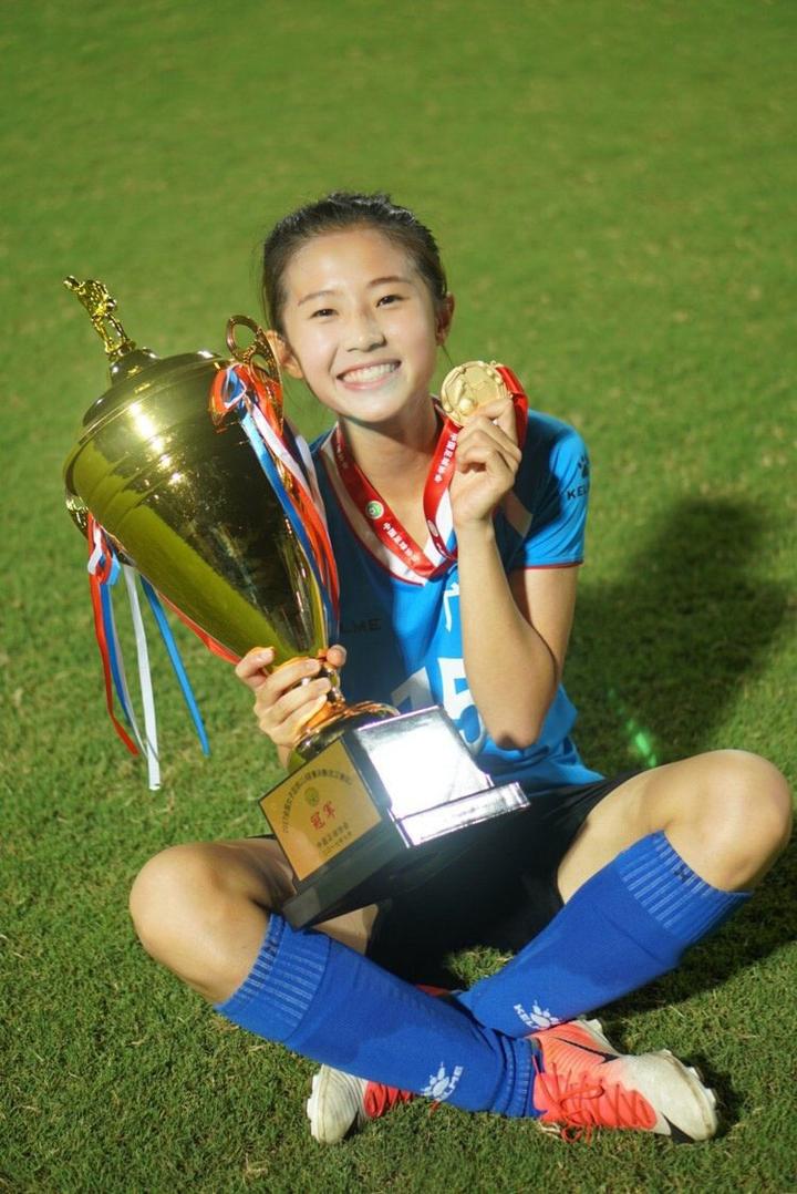 成为上海申花上体女足一员,"足球美少女"熊熙争取帮助球队"冲甲"!