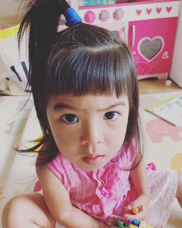 贾静雯女儿波妞根本是萧敬腾翻版呀,尤其没有刘海的样子