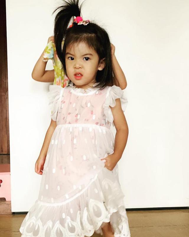 贾静雯女儿波妞根本是萧敬腾翻版呀,尤其没有刘海的样子