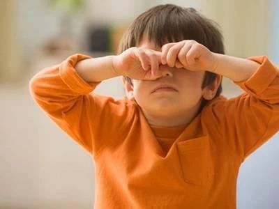 异物入眼时,它很容易使得异物在眼球表面磨出痕迹而伤到眼球,揉眼会