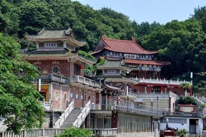 寺院周圍峰巒疊翠,林壑優美以雪峰寺的