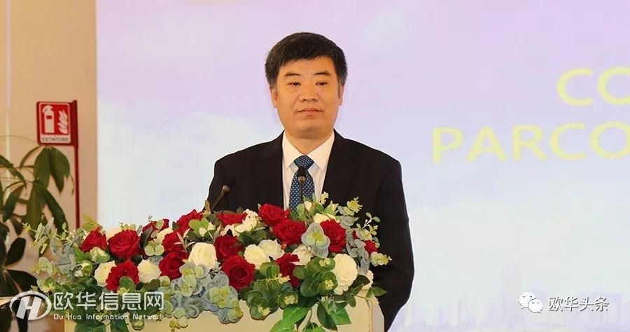 海安经济技术开发区党工委常务副书记严长江向大家介绍开发区项目