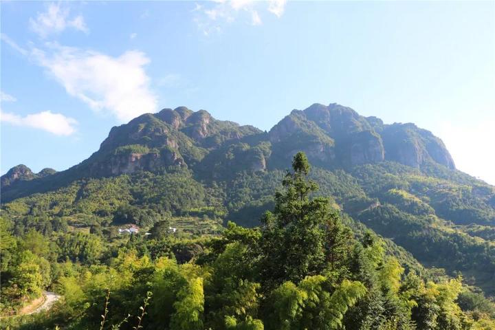 白巖山位於閩清縣城西南的三溪鄉山墩村,上洋村,與永泰縣名勝風景區