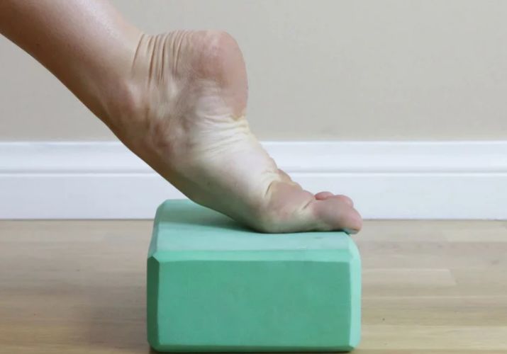 6个简单的脚部拉伸动作消除双脚和脚踝疼痛