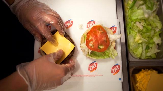 美国dq被质疑售卖人肉汉堡,当地验尸官和dq官方相继回应