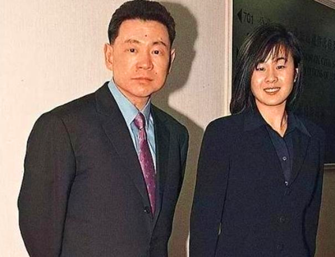 甘比晒刘銮雄66岁所生三胎女儿,宝宝小手胖胖超可爱(组图)
