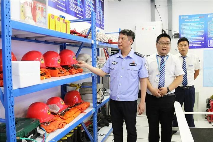 12日,副区长,公安分局局长李健康带队开展节前安全大检查