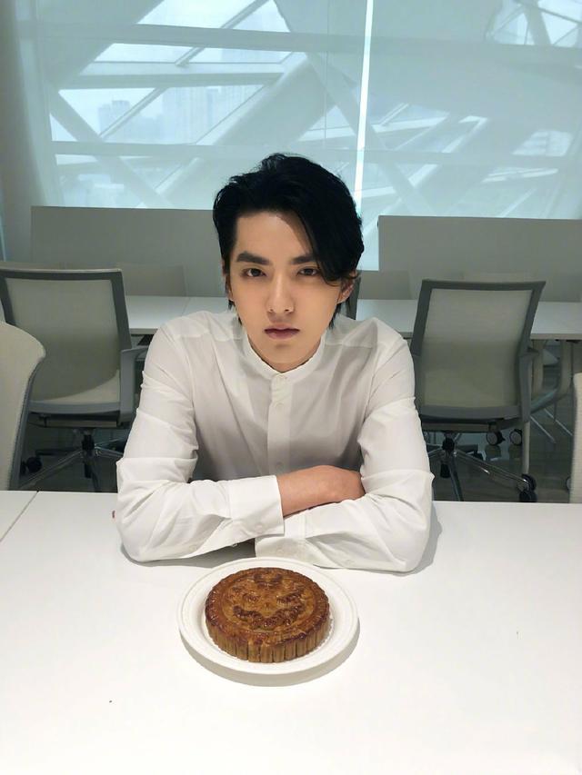 明星胖瘦可以自由控制?吴亦凡瘦身成功,颜值回春好惊艳