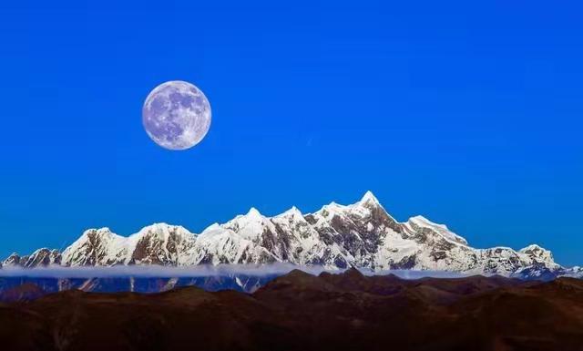 月光倾洒在大地的怀抱 想起儿时围在母亲身边 吃着月饼 ,众星捧月般