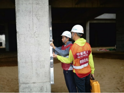 工程现场质检工作 曾俊 摄